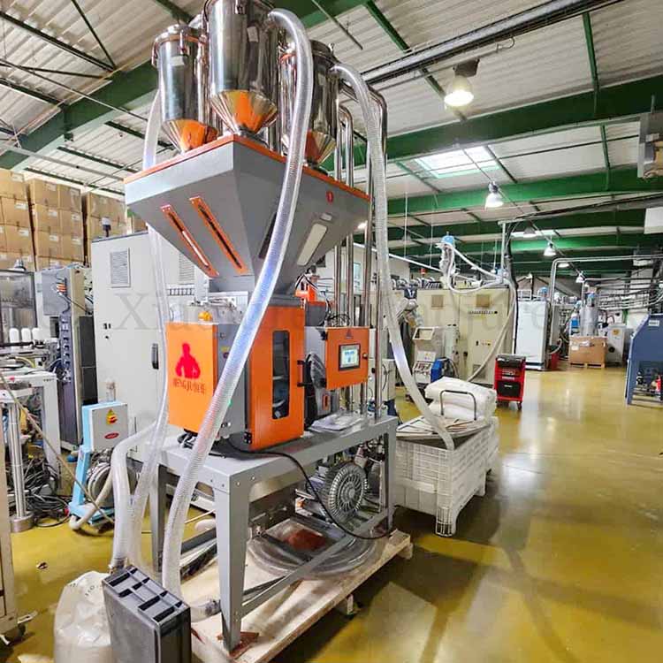 Gravimetric mixer for bottle blowing