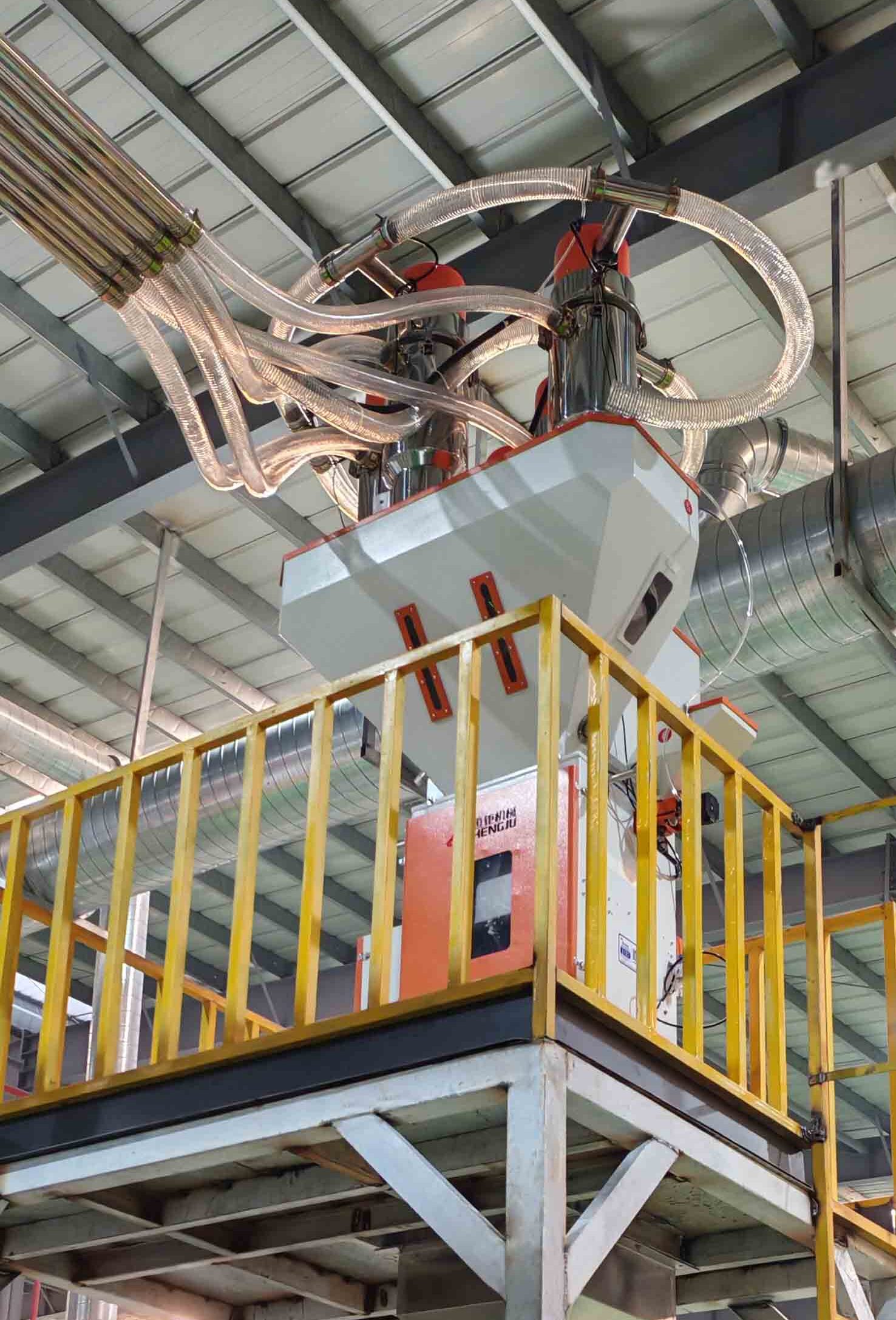 Close-up do dosador gravimétrico na linha de laminação de filme