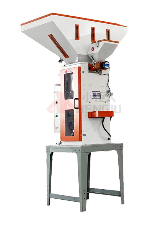Gravimetric blender with screw feeder for low masterbatch or additive ratio