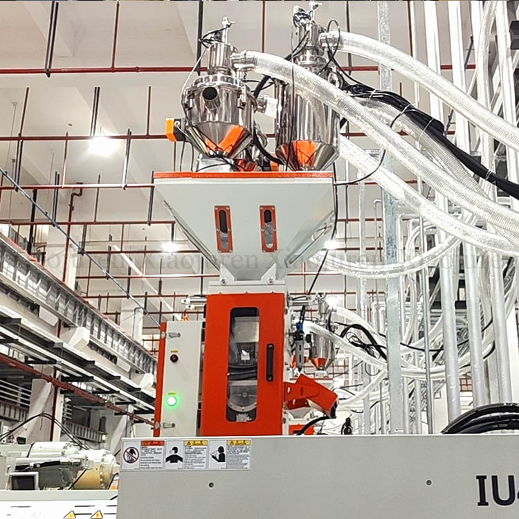 The gravimetric blender is installed on the injection molding machine